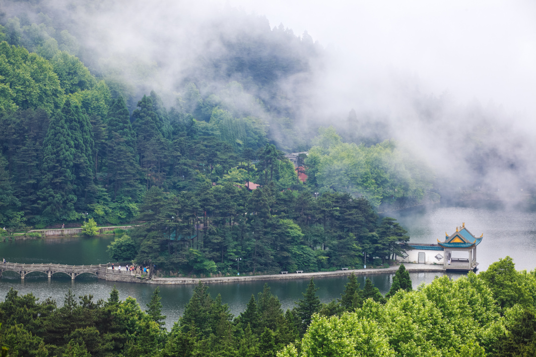 江西这座千年仙山，最早入选世界文化遗产，叫“岳”却未列入五岳